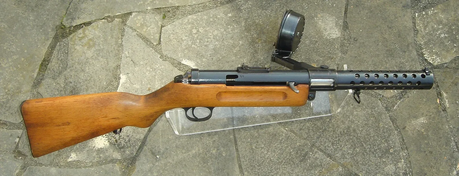 Bergmann MP 18.1 submachine gun displayed horizontally, showing the complete weapon profile including barrel, receiver, stock, and magazine.