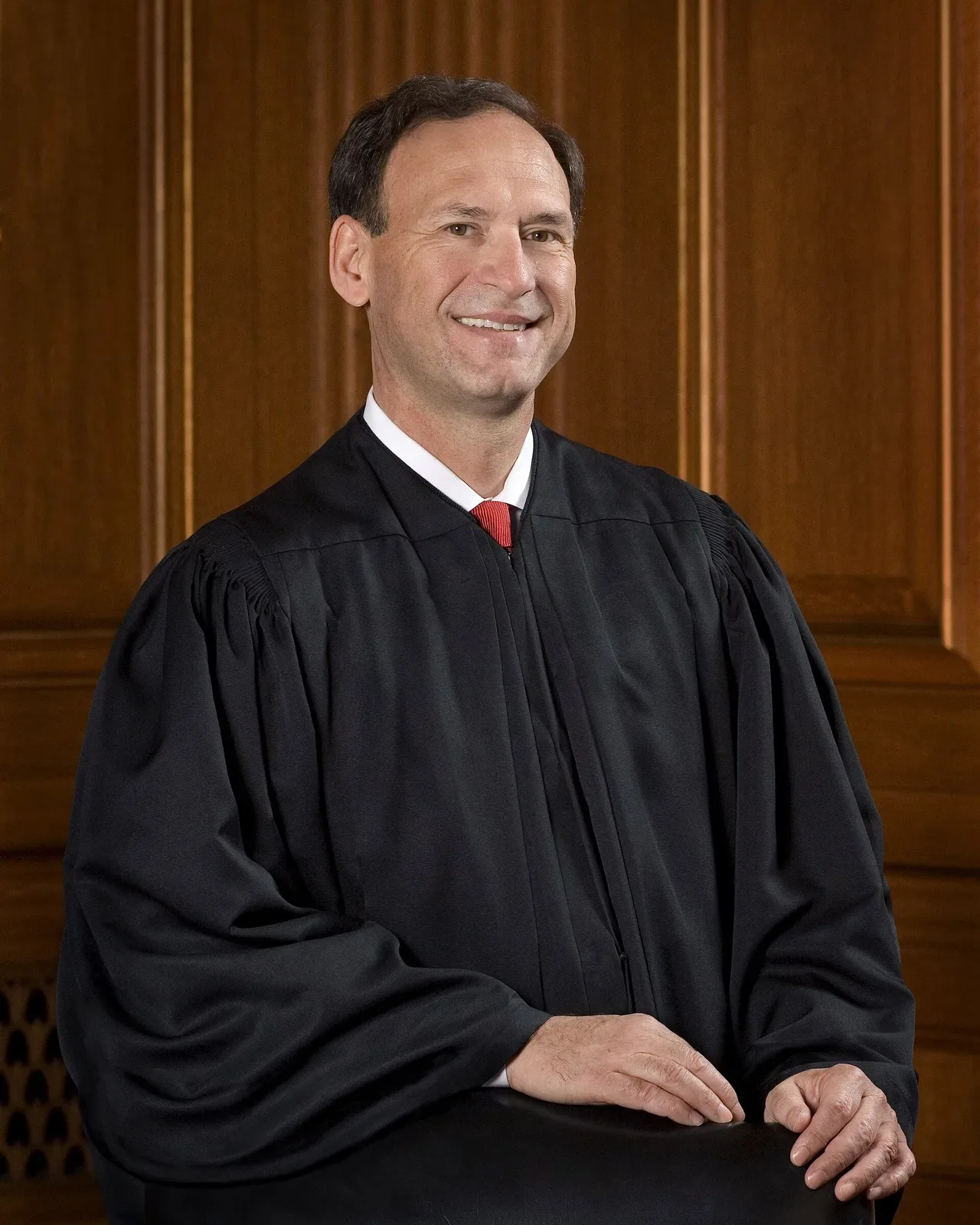 Official portrait photograph of U.S. Supreme Court Associate Justice Samuel Alito from 2007