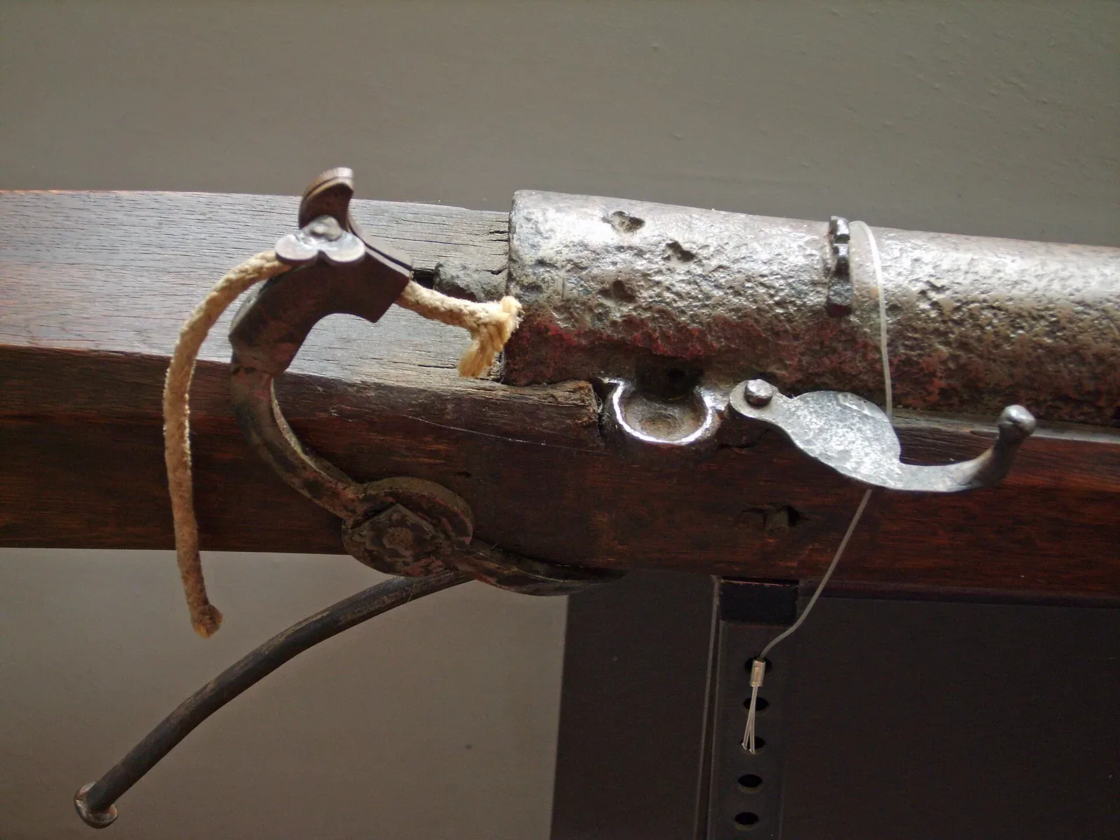 Sixteenth-century German hooked arquebus with matchlock mechanism, displayed in a museum setting