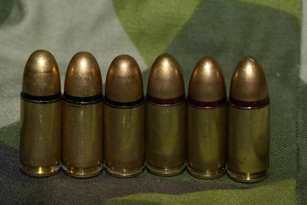 Two 9×19mm Parabellum cartridges side by side showing the Swedish M/39 and M/39B rounds, displaying dimensional and design differences between the two variants